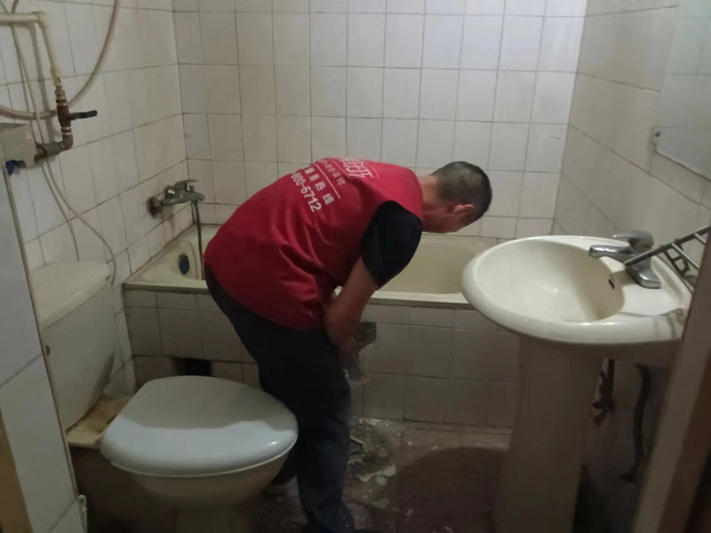 馬桶與地磚接縫處滲水如何處理(圖1) 馬桶與地磚接縫處滲水如何處理(圖1)